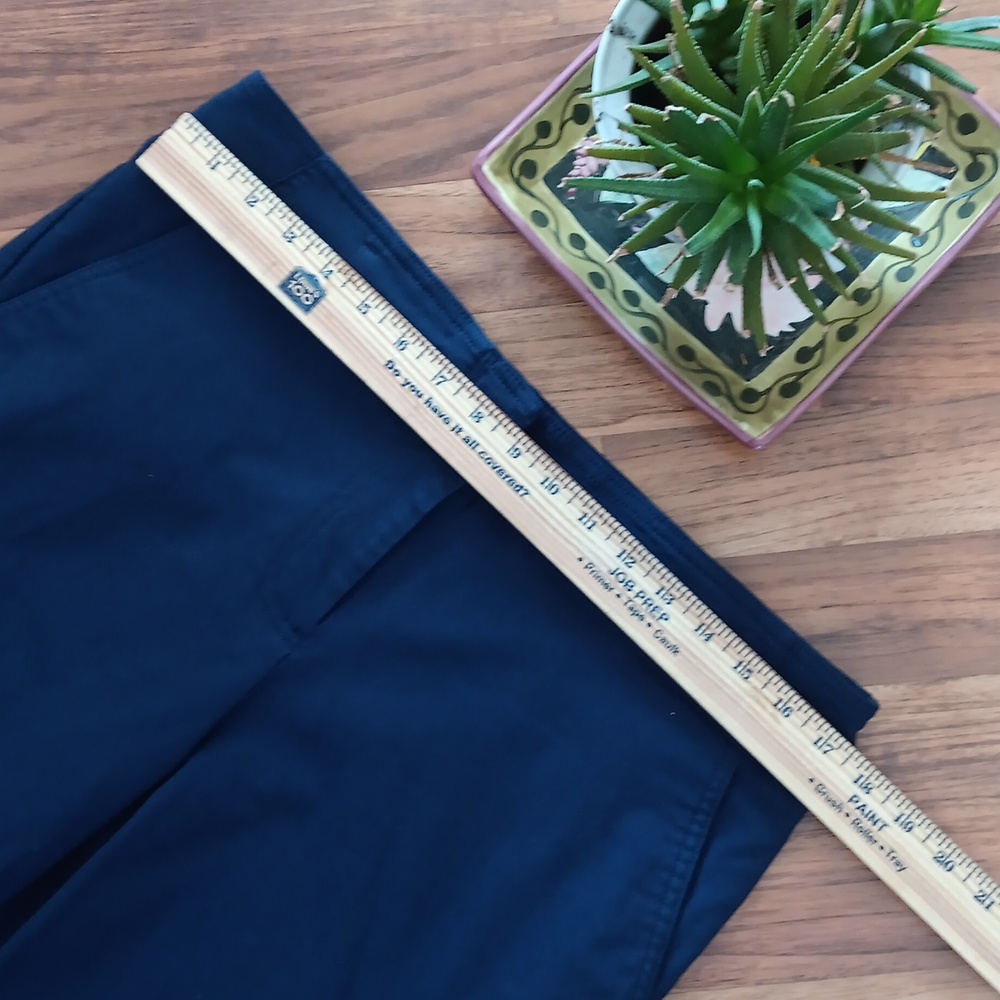IZOD GOF WOMEN'S SIZE 12 BLUE SHORTS. - Picture 4 of 6